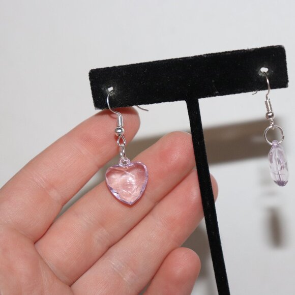 Beautiful NWoT purple heart dangle hook earrings 1.5" tall - Picture 4 of 5